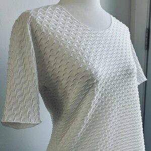 Armani Collezioni White Wave Textured Knit Top with Short Sleeves – EU 44